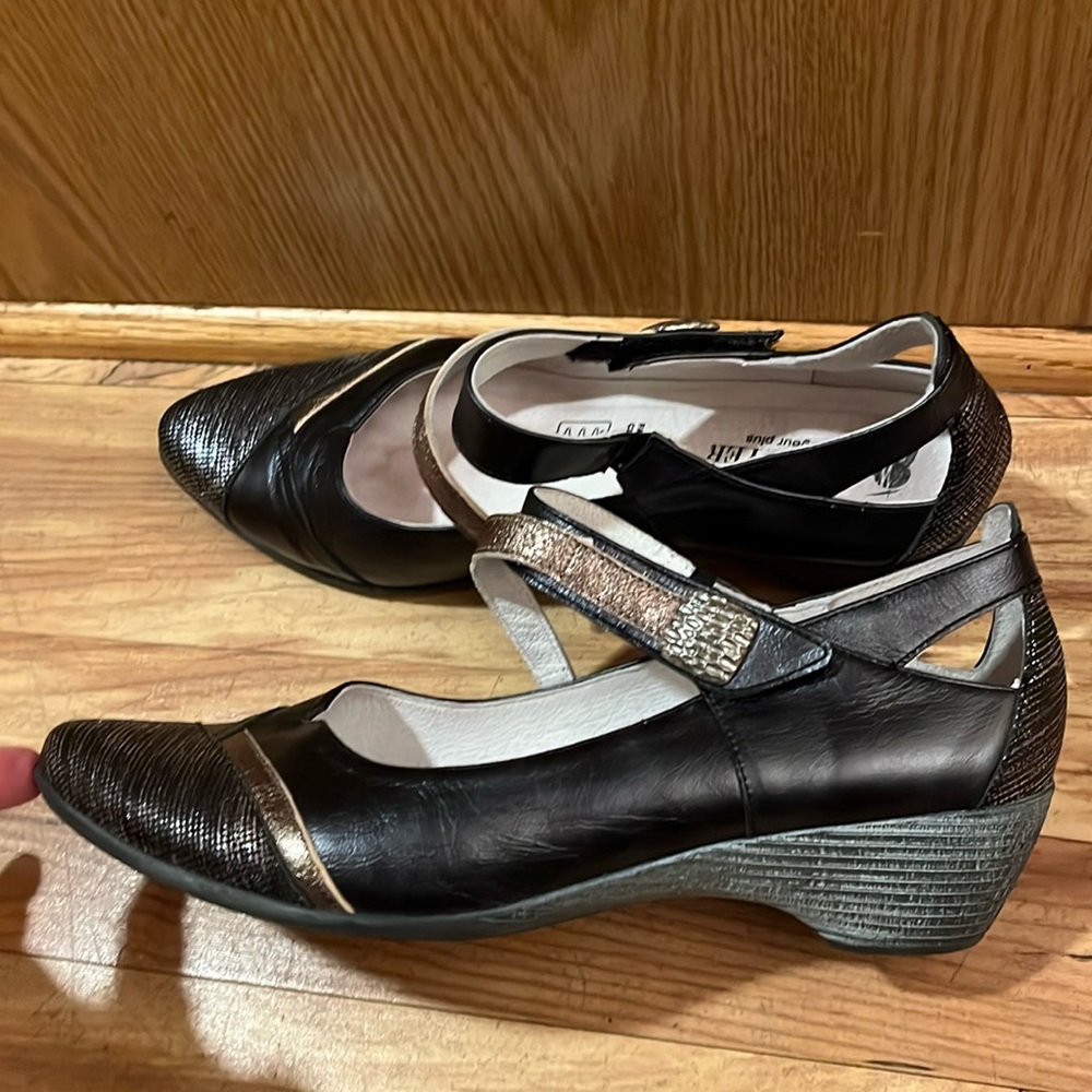 J. Metayer Mary Jane Wedge strap Leather EU Sz 39 Wide 8-1/2 black silver gold